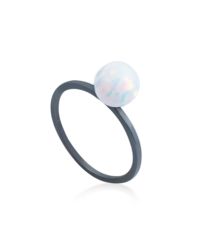 Sort rhodineret sterlingsølv ring med opal.